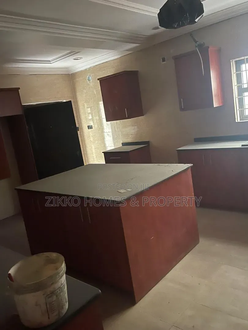 5bdrm Duplex in Carlton Gate, Chevron for sale in Chevron