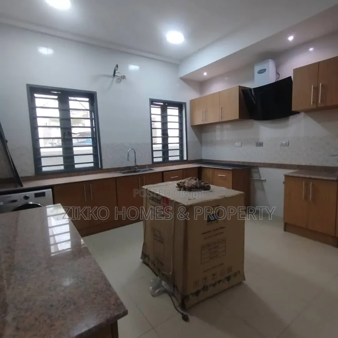5bdrm Duplex in Carlton Gate, Chevron for sale in Chevron