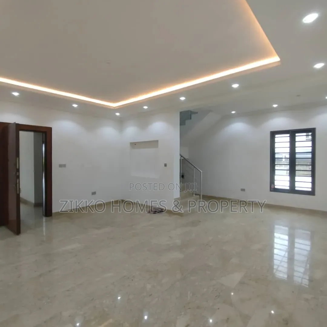 5bdrm Duplex in Carlton Gate, Chevron for sale in Chevron