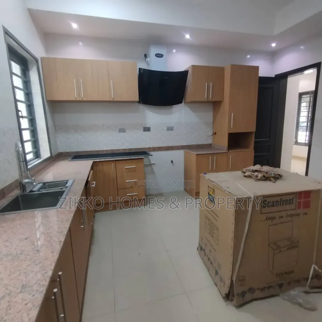 5bdrm Duplex in Carlton Gate, Chevron for sale in Chevron