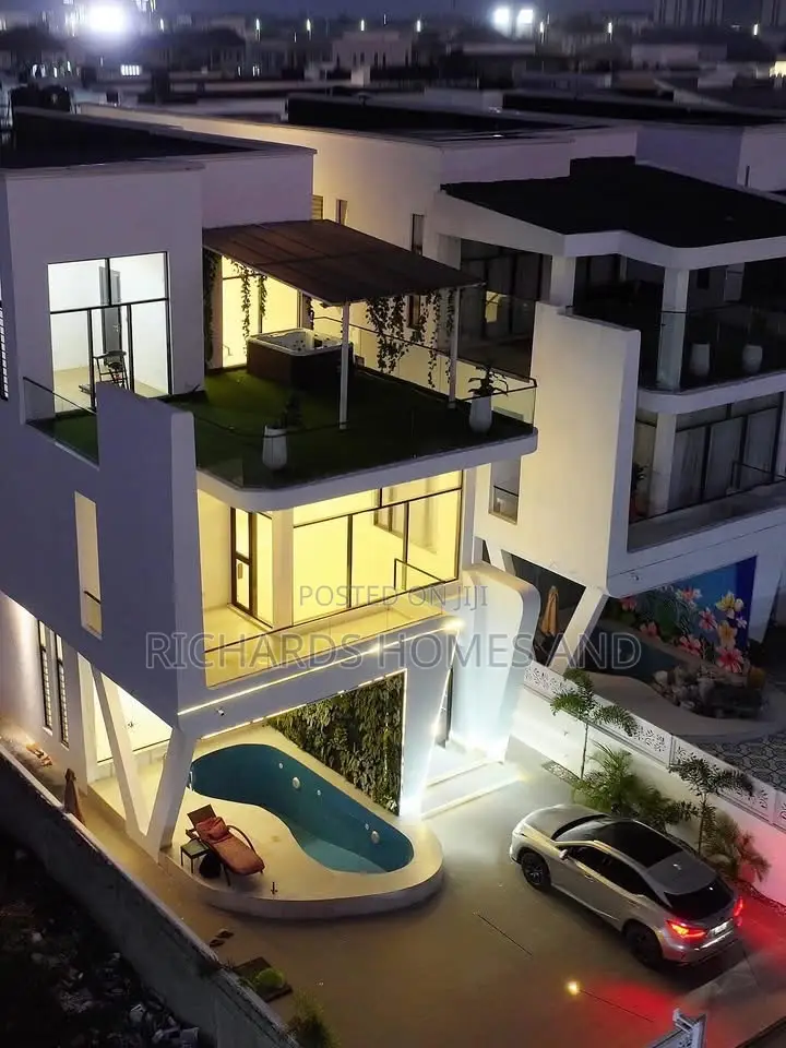 5bdrm Duplex in Chevron for sale in Chevron