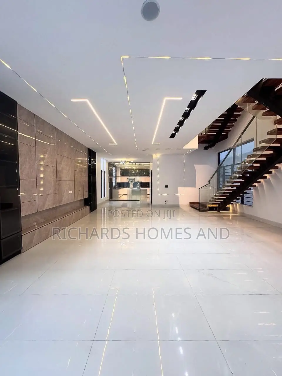 5bdrm Duplex in Chevron for sale in Chevron