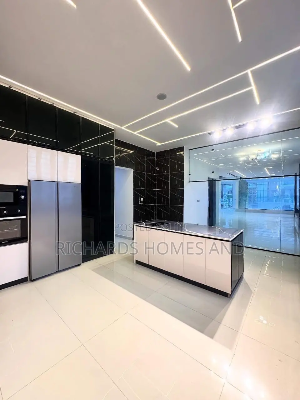 5bdrm Duplex in Chevron for sale in Chevron