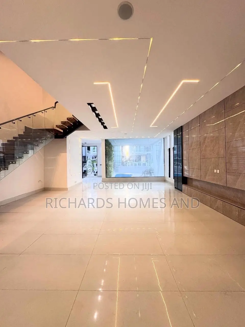 5bdrm Duplex in Chevron for sale in Chevron