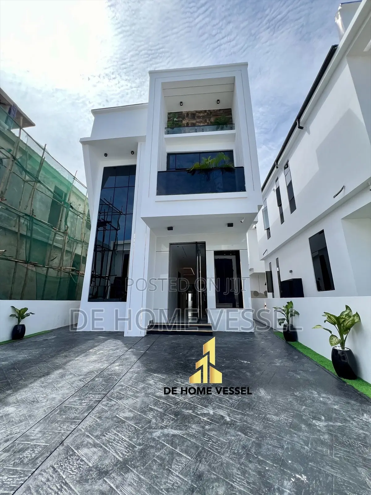 5bdrm Duplex in Chevron for sale in Chevron