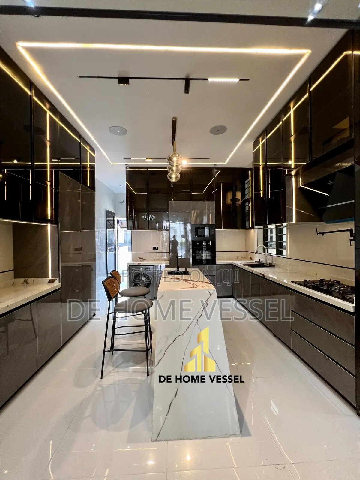 5bdrm Duplex in Chevron for sale in Chevron