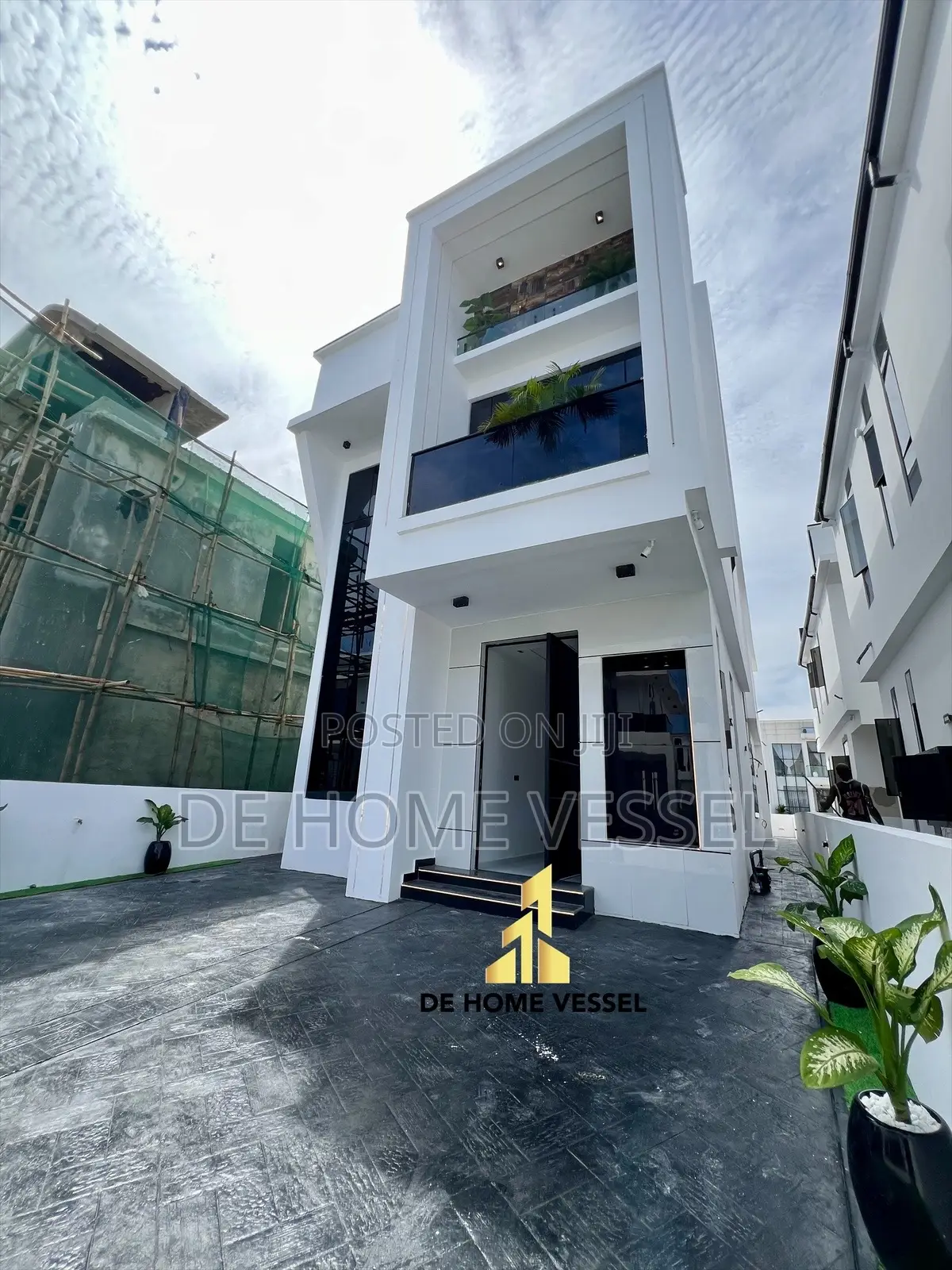 5bdrm Duplex in Chevron for sale in Chevron