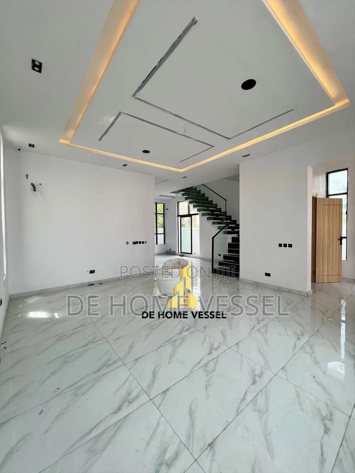 5bdrm Duplex in Chevron for sale in Chevron