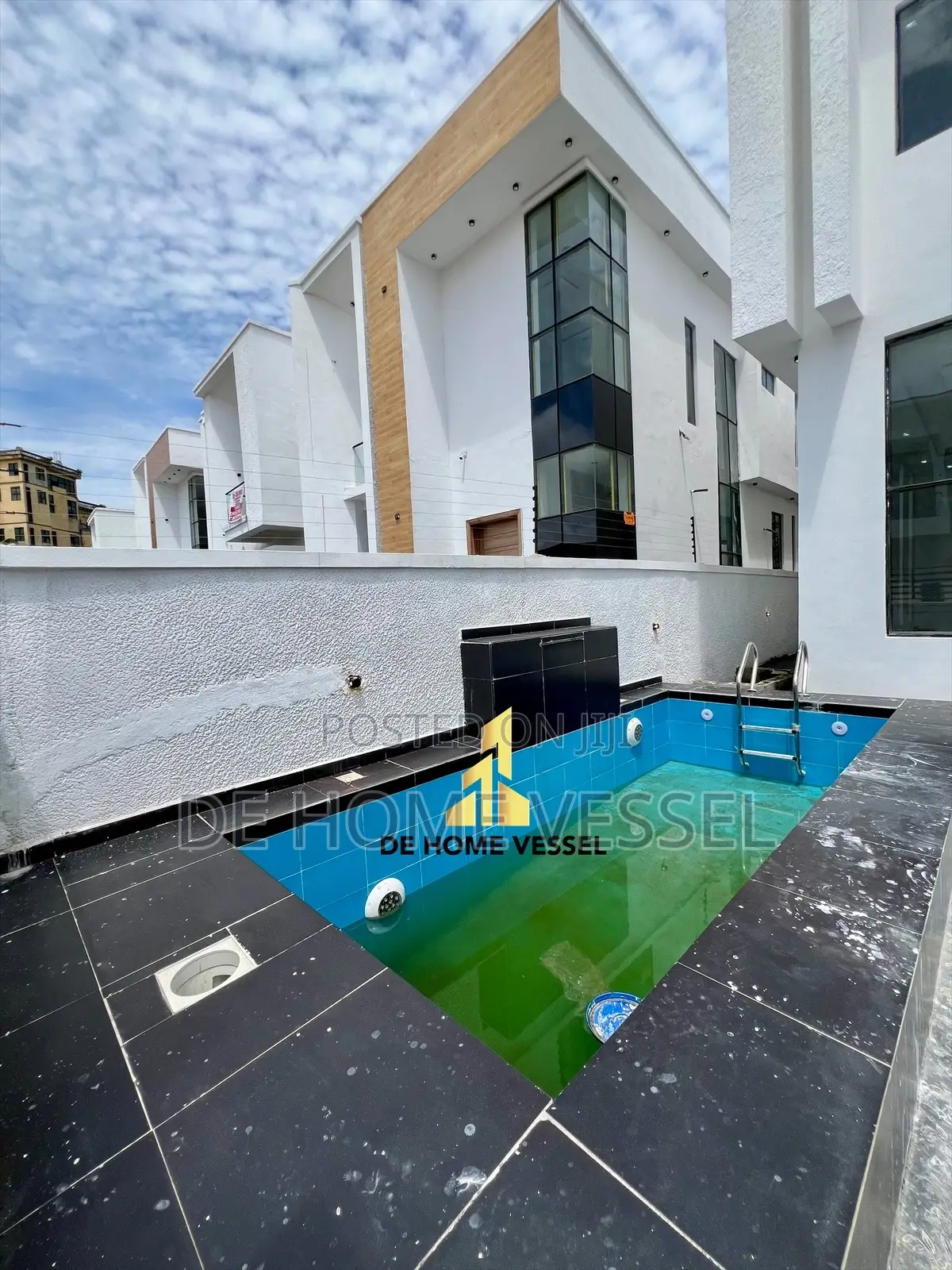 5bdrm Duplex in Chevron for sale in Chevron