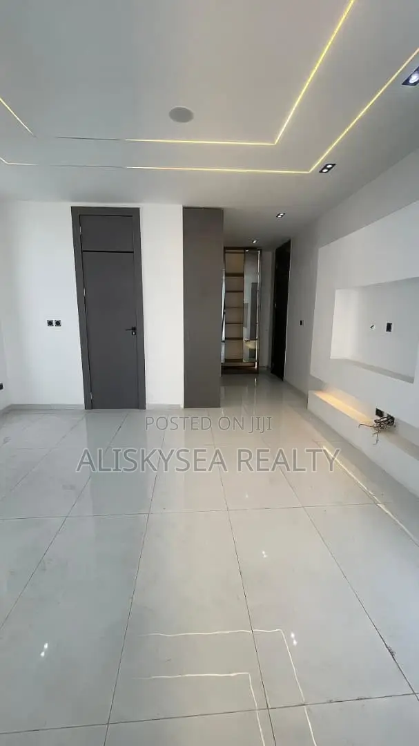 5bdrm Duplex in Chevron for sale in Chevron