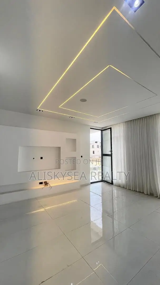 5bdrm Duplex in Chevron for sale in Chevron
