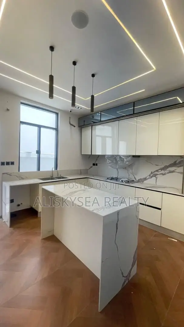 5bdrm Duplex in Chevron for sale in Chevron
