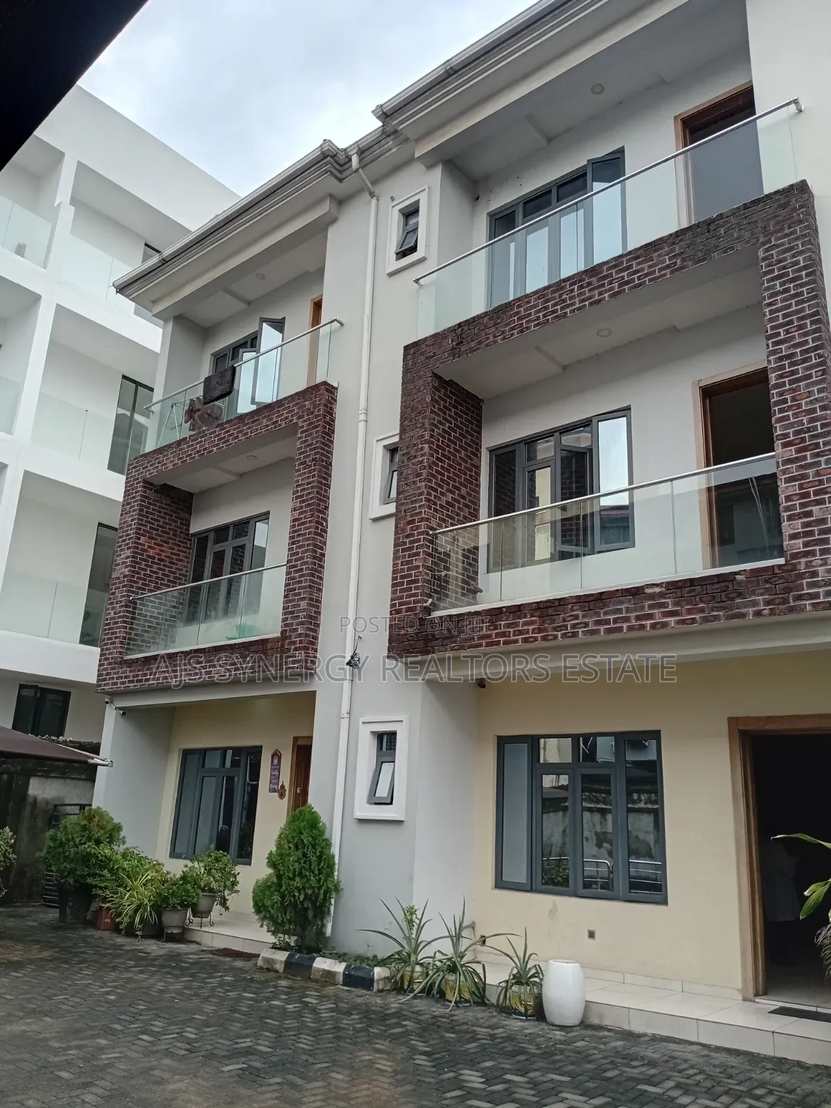 4bdrm Duplex in Lekki Phase 1 for rent in Lekki Phase 1