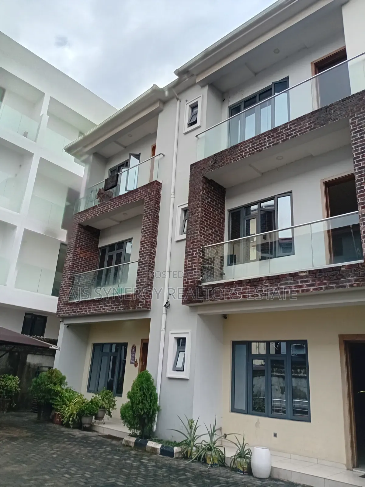 4bdrm Duplex in Lekki Phase 1 for rent in Lekki Phase 1