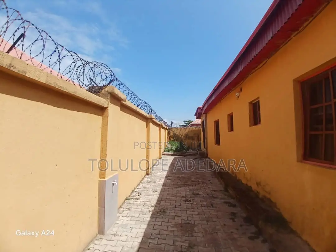 2bdrm Bungalow in Trademore Estate, Lugbe District for sale in Lugbe District