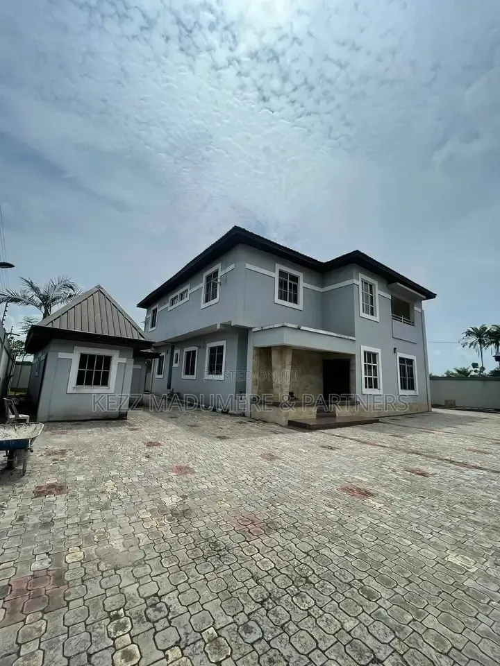 4bdrm Duplex in New Layout Apu Road for sale in New Layout