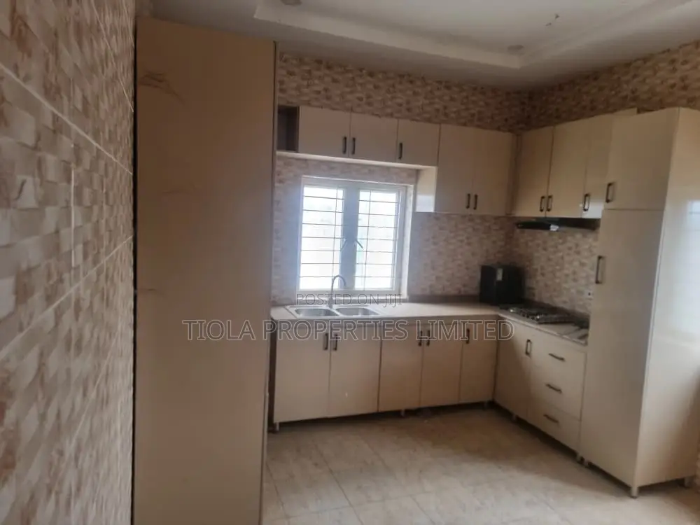 3bdrm Duplex in Glory Estate, Sabon Lugbe for rent in Sabon Lugbe