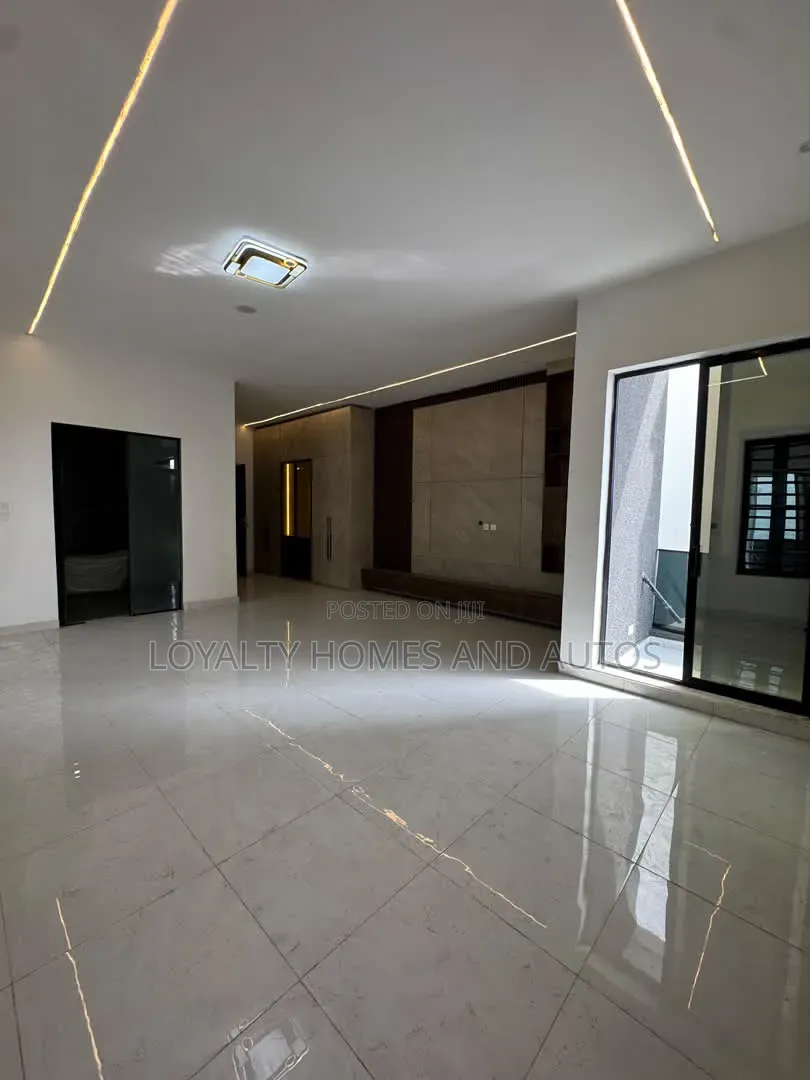5bdrm Duplex in Thomas Estate for sale in Thomas Estate