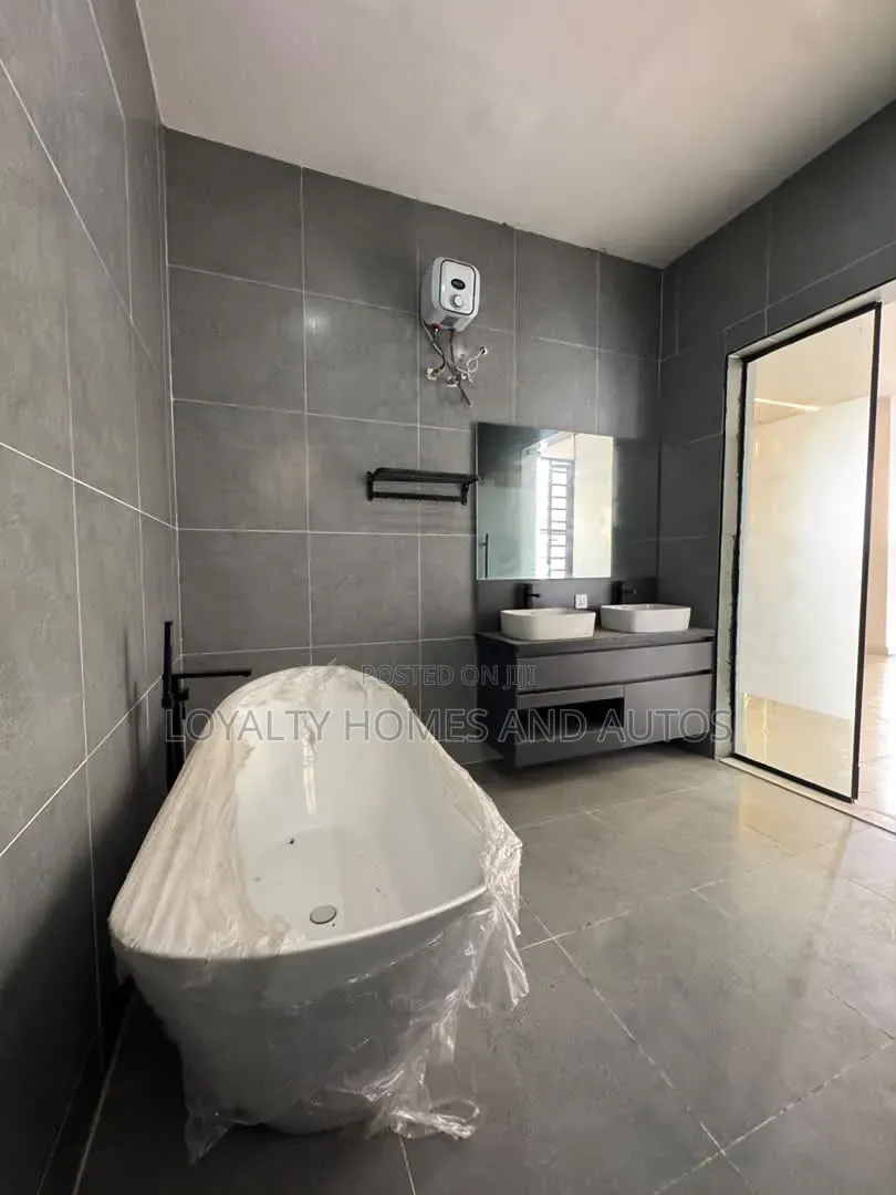 5bdrm Duplex in Thomas Estate for sale in Thomas Estate