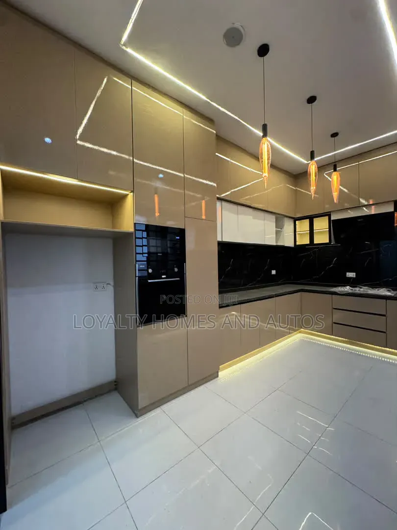 5bdrm Duplex in Thomas Estate for sale in Thomas Estate