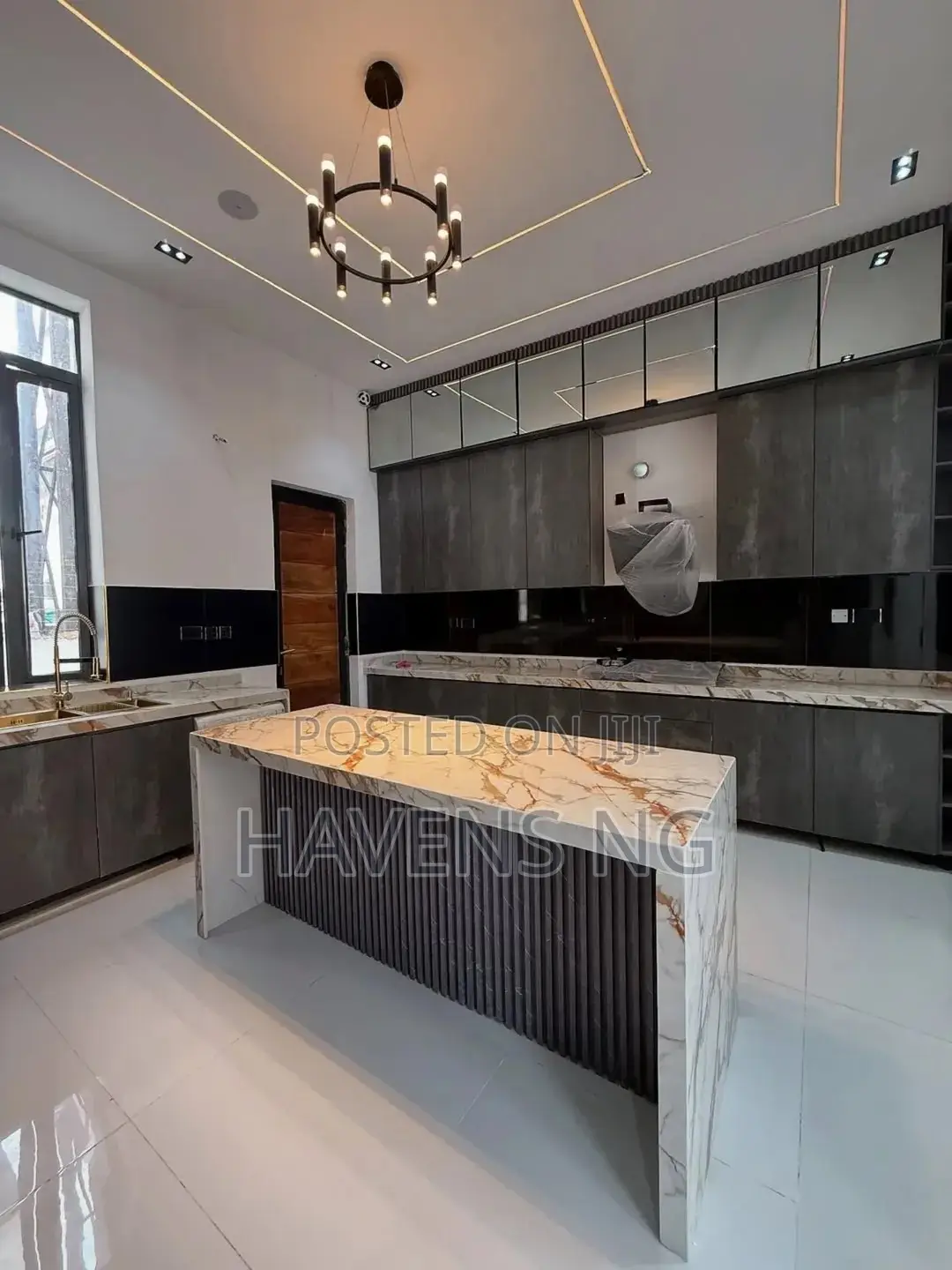 5bdrm Duplex in Chevron for sale in Chevron