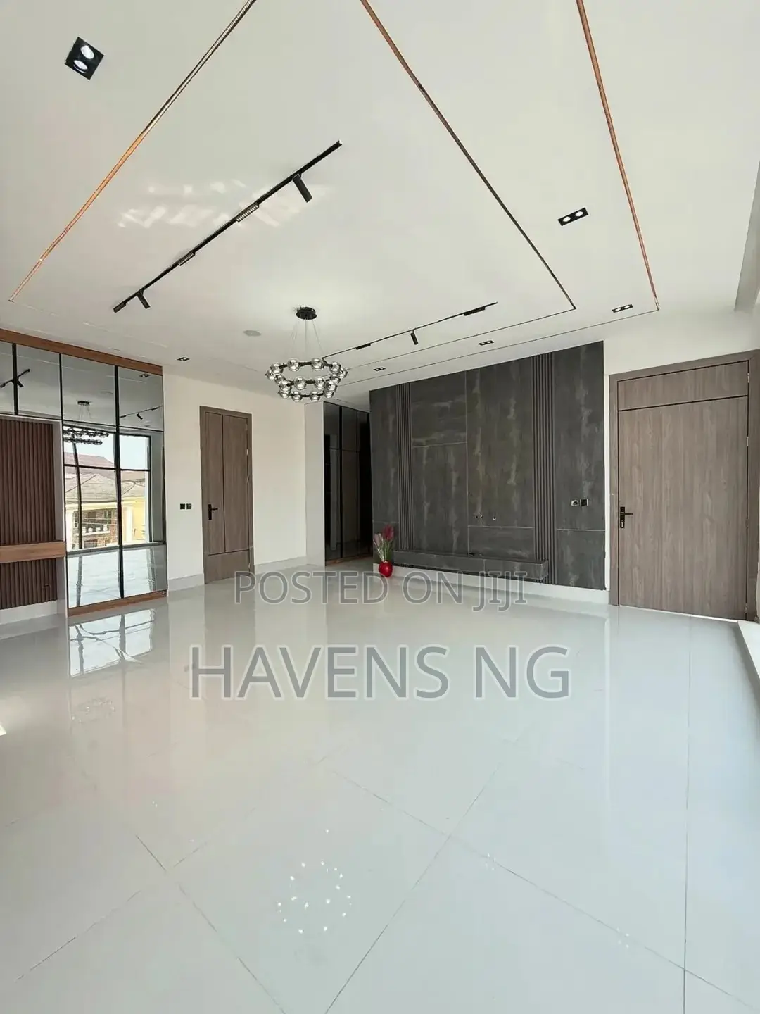 5bdrm Duplex in Chevron for sale in Chevron