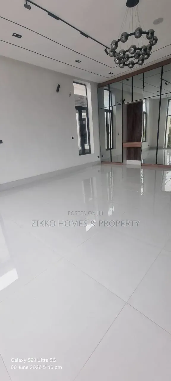 5bdrm Duplex in Chevron Toll for sale in Chevron
