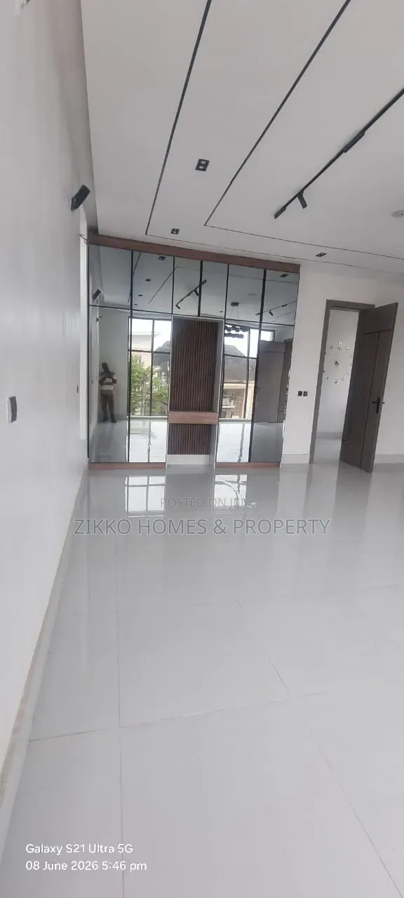 5bdrm Duplex in Chevron Toll for sale in Chevron