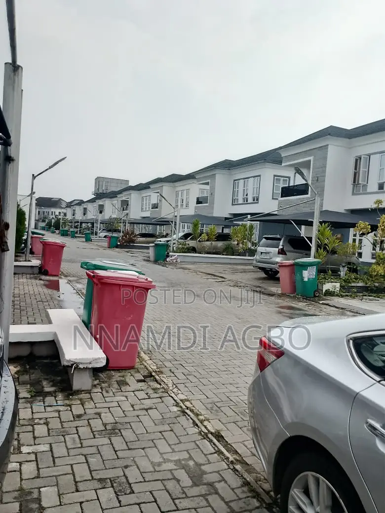 4bdrm Duplex in Chevron for rent in Chevron