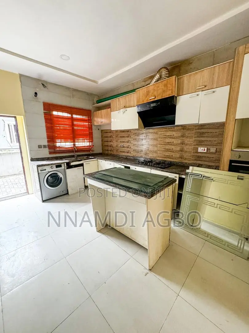 4bdrm Duplex in Chevron for rent in Chevron