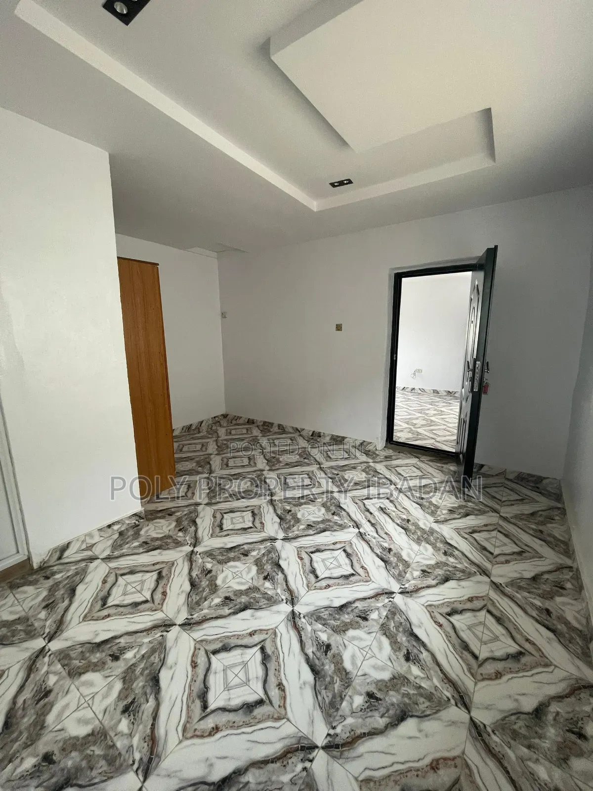 1bdrm Room & Parlour in Kolapo Ishola Gra, Iwo Road for rent in Iwo Road