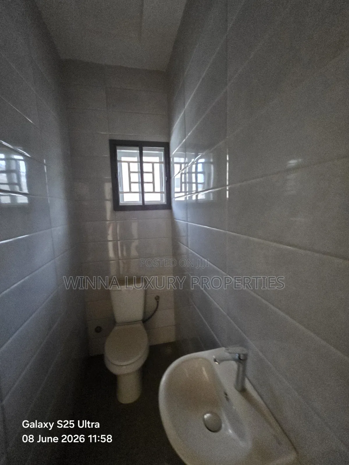 6bdrm Duplex in Manor Estate, Gaduwa for sale in Gaduwa