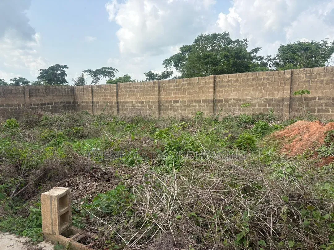 3bdrm Bungalow in Train Terminal Area, Omi Adio for sale in Omi Adio