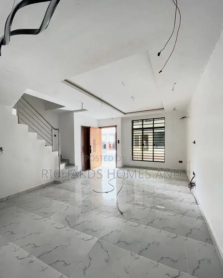 4bdrm Duplex in Chevron for sale in Chevron