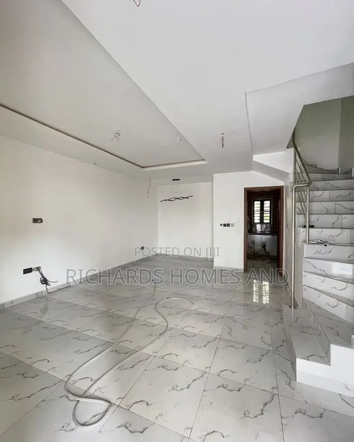 4bdrm Duplex in Chevron for sale in Chevron