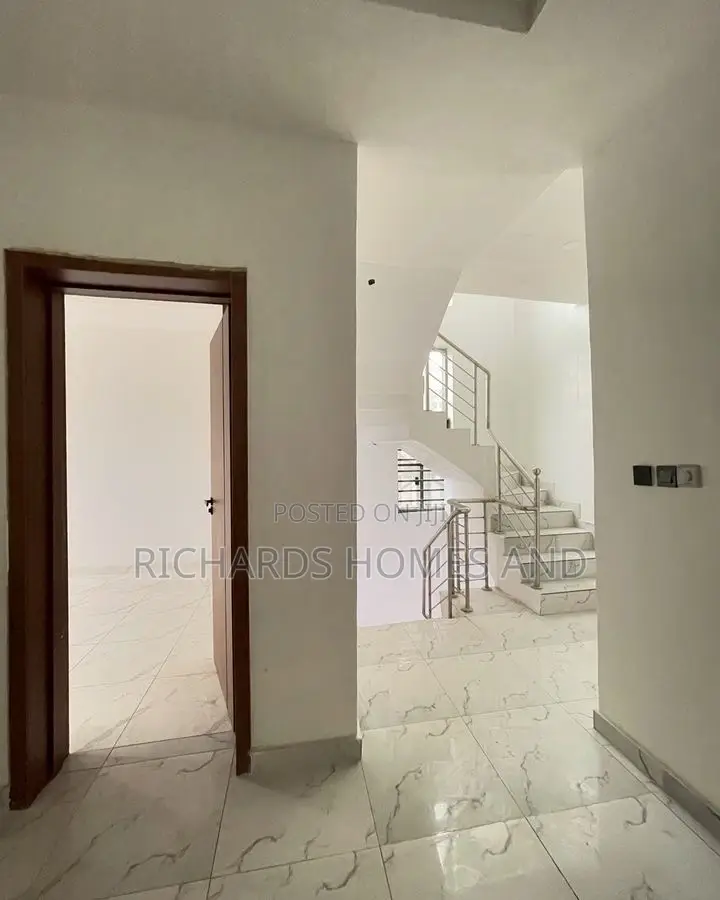 4bdrm Duplex in Chevron for sale in Chevron