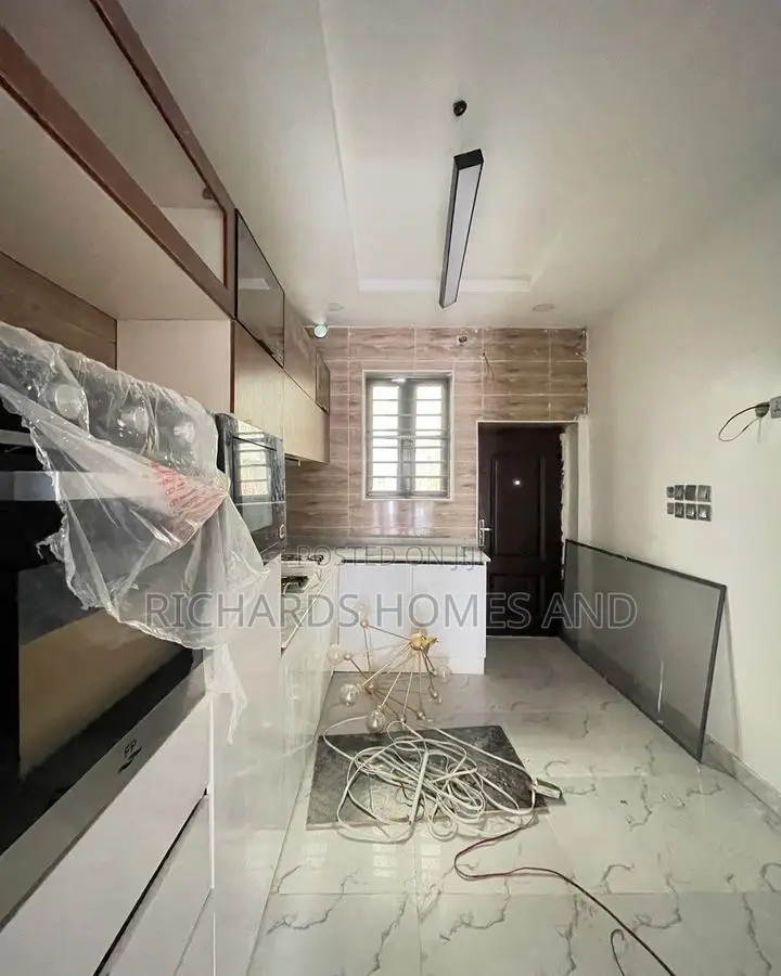 4bdrm Duplex in Chevron for sale in Chevron