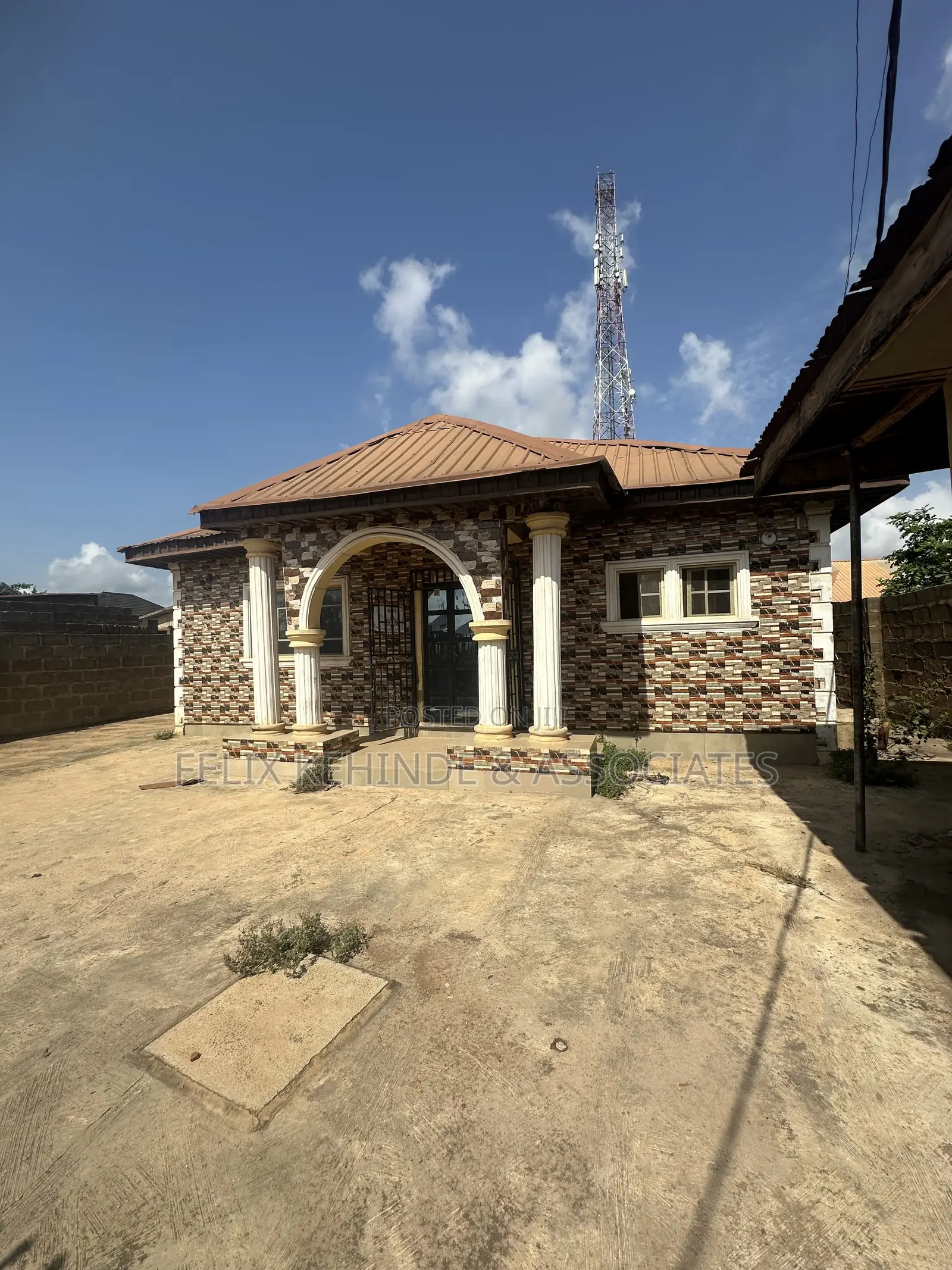 7bdrm Bungalow in Christ Life School , for sale in Akala Express