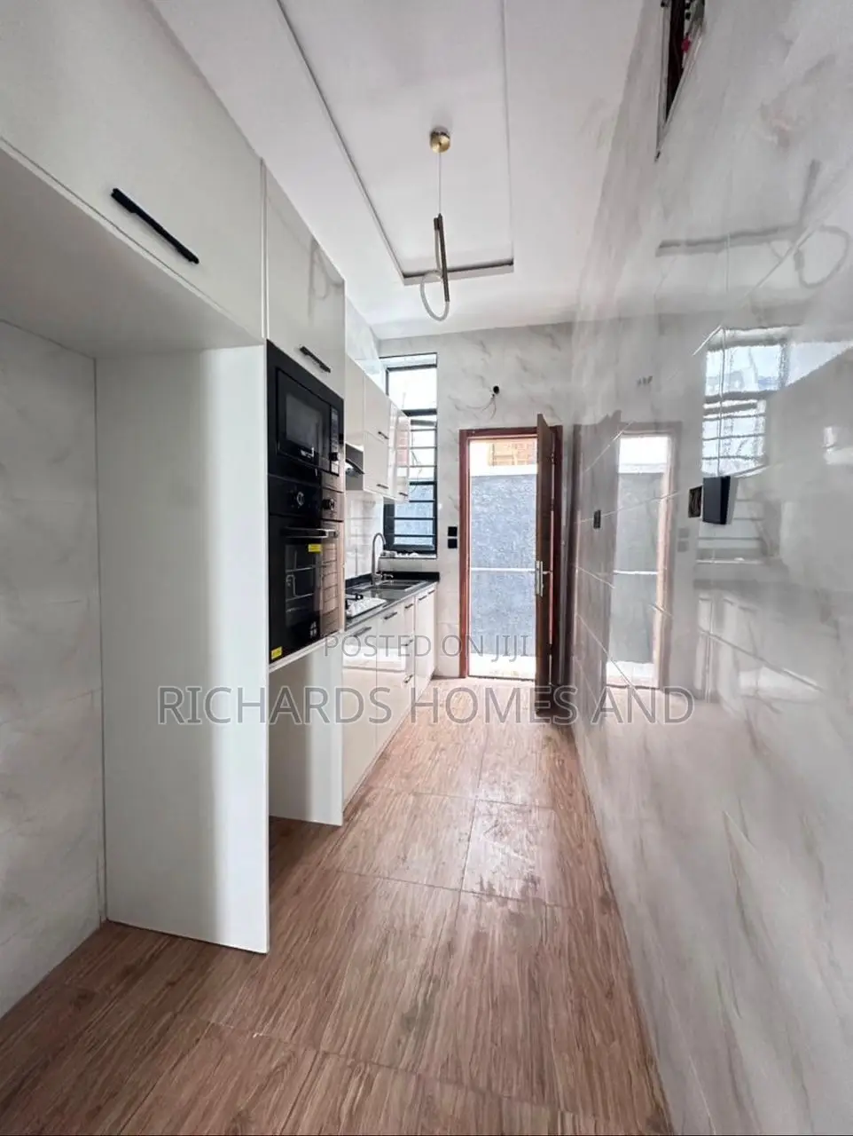 4bdrm Duplex in Chevron for sale in Chevron
