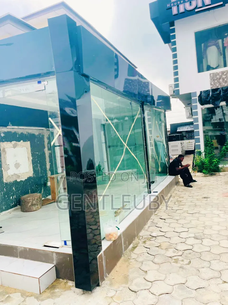 Outdoor Shop Space for Rent, Lekki Ph1 in Lekki Phase 1