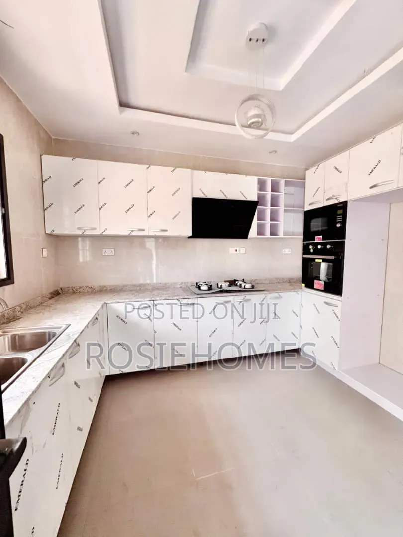 5bdrm Duplex in Garden Estate, Chevron for sale in Chevron