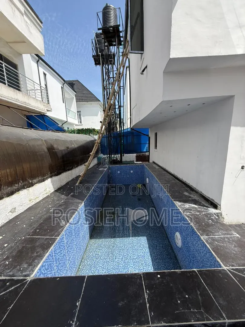 5bdrm Duplex in Garden Estate, Chevron for sale in Chevron