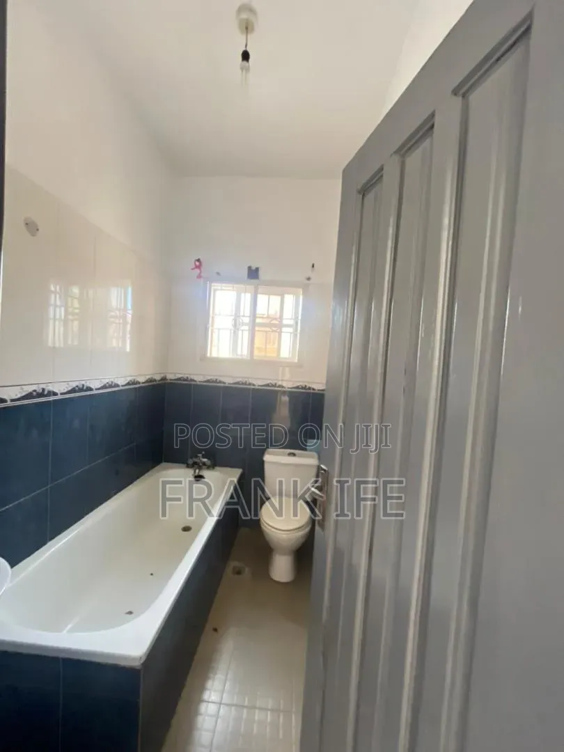 4bdrm Duplex in Thomas, Igbo-efon for sale in Igbo-efon