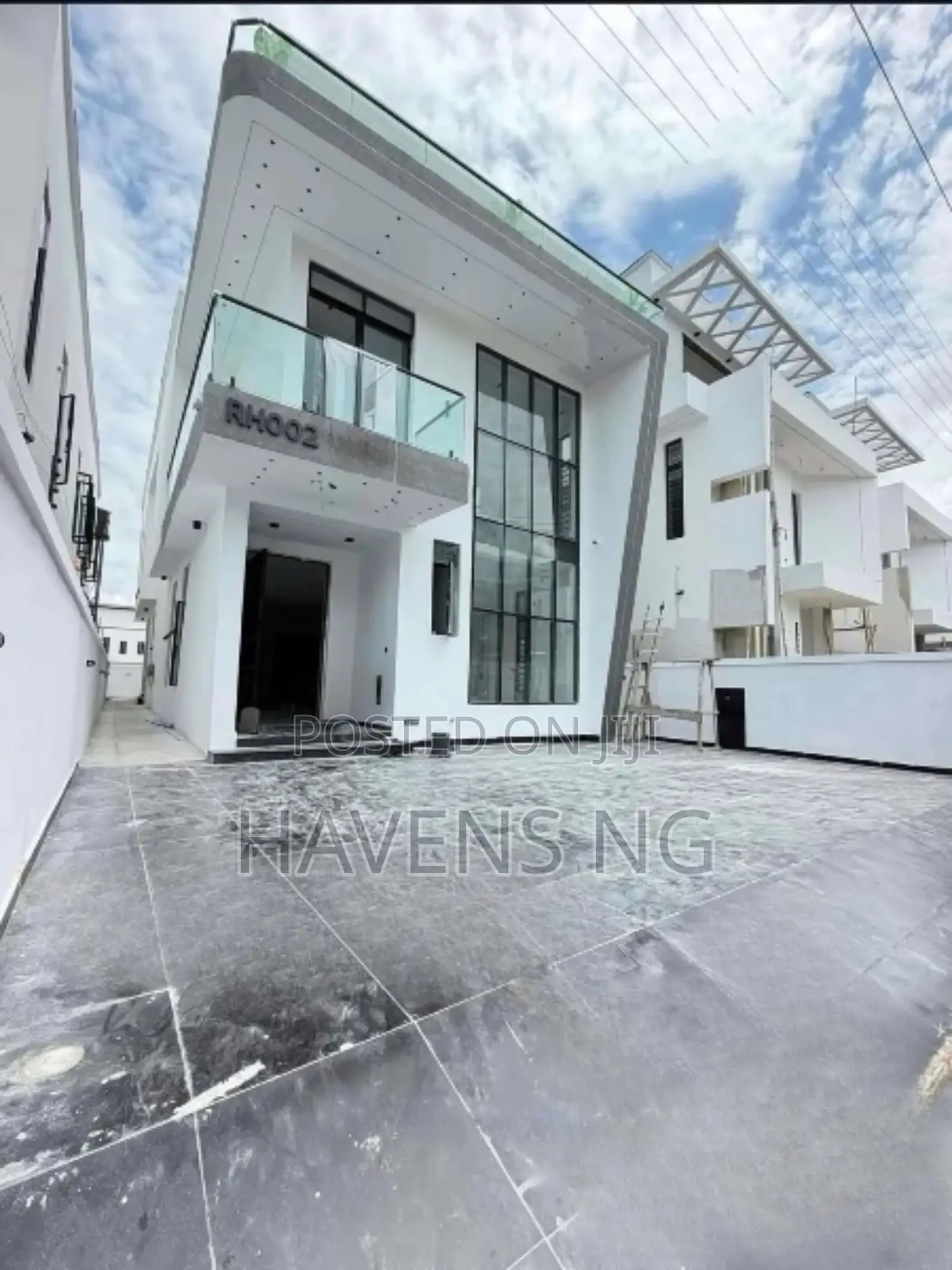 5bdrm Duplex in Chevron for sale in Chevron