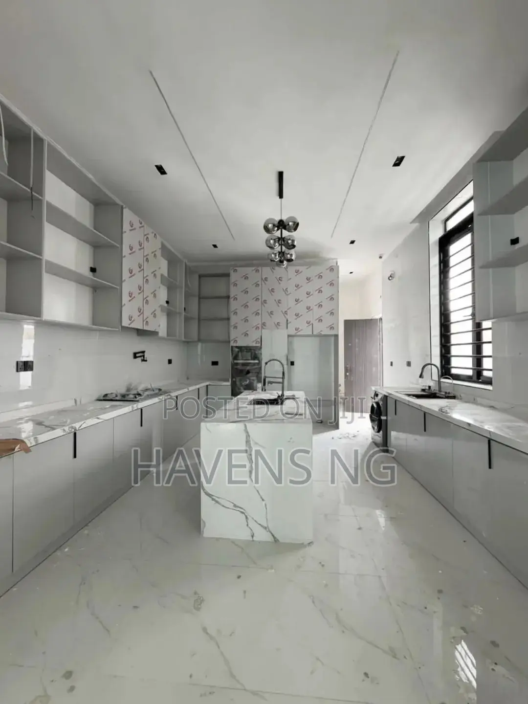 5bdrm Duplex in Chevron for sale in Chevron