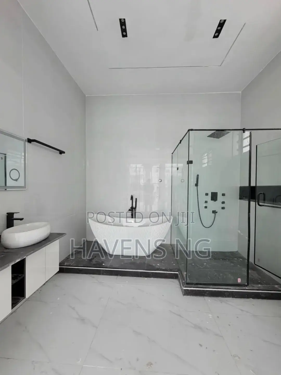 5bdrm Duplex in Chevron for sale in Chevron