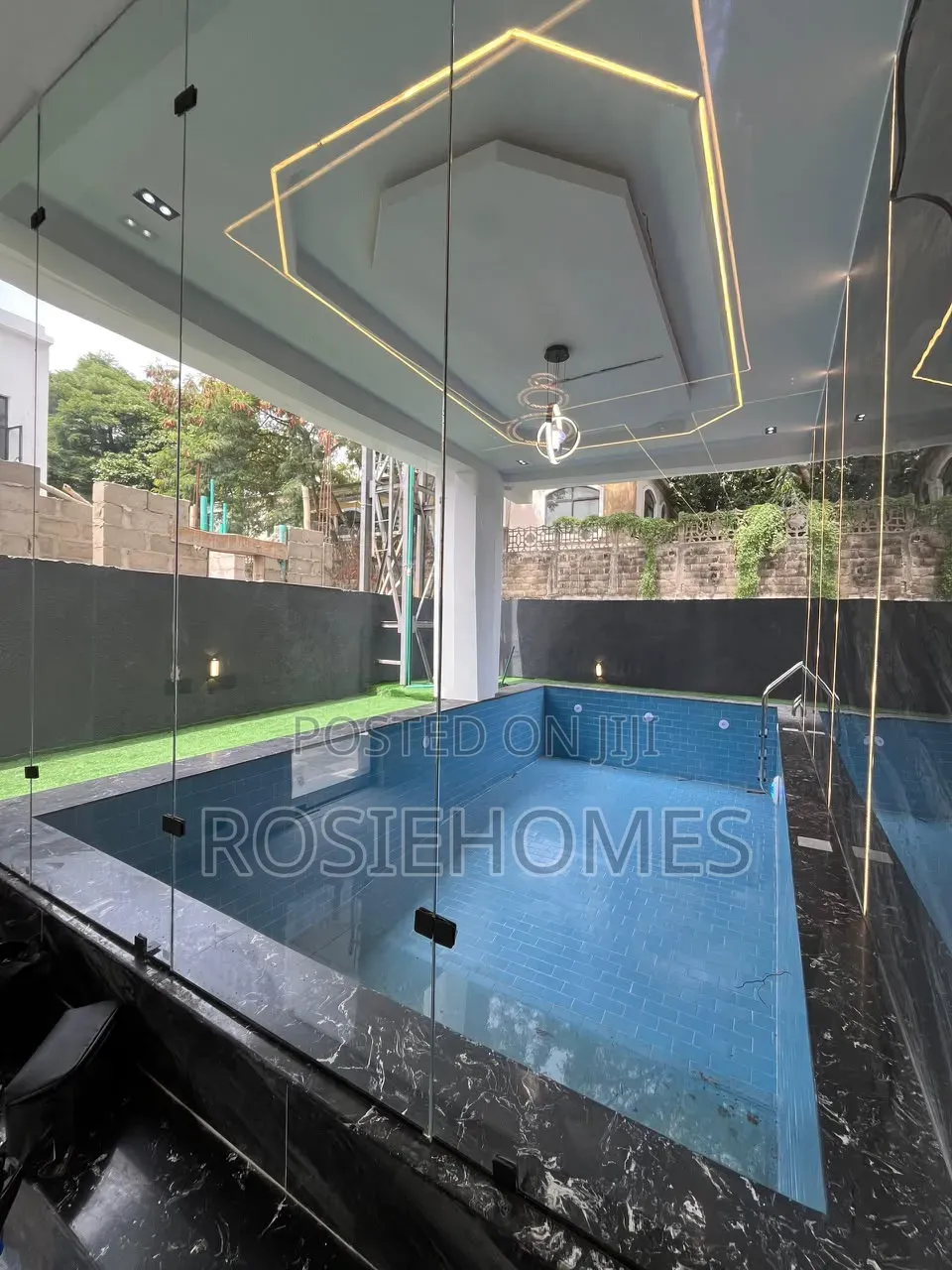6bdrm Duplex in Garden Estate, Chevron for sale in Chevron