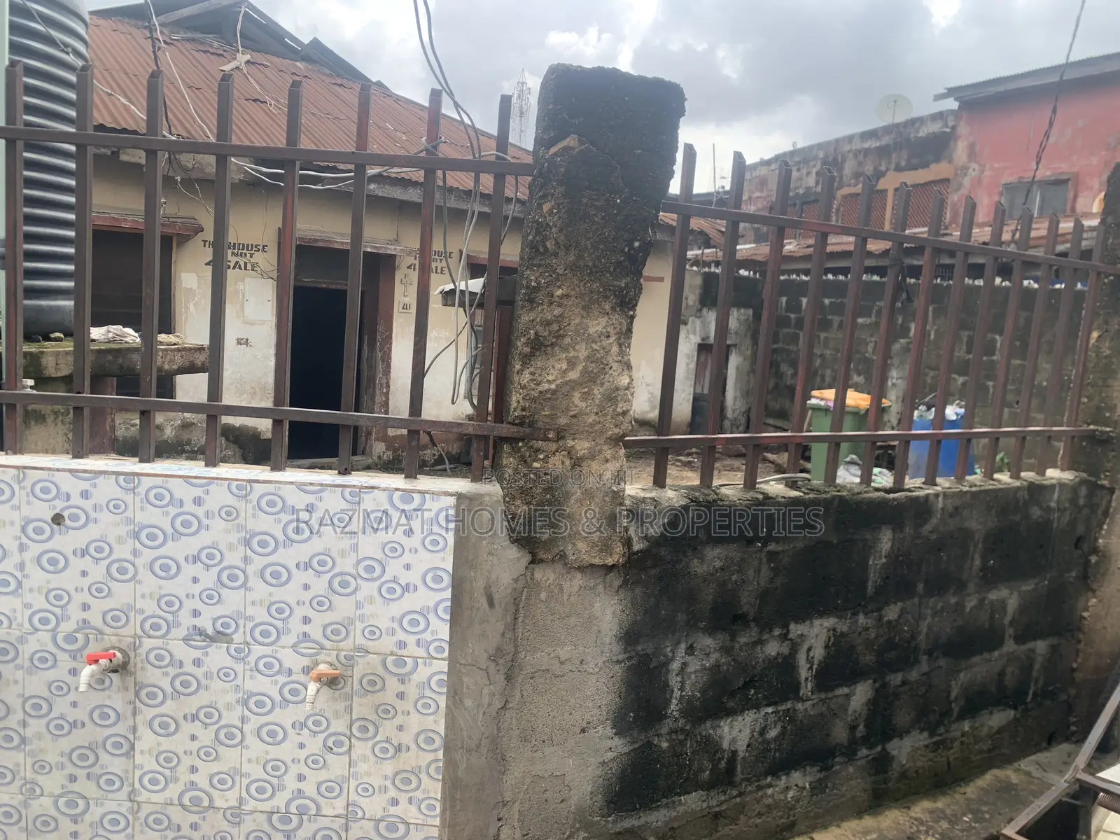 10bdrm Bungalow in Ojuelegba for sale in Ojuelegba