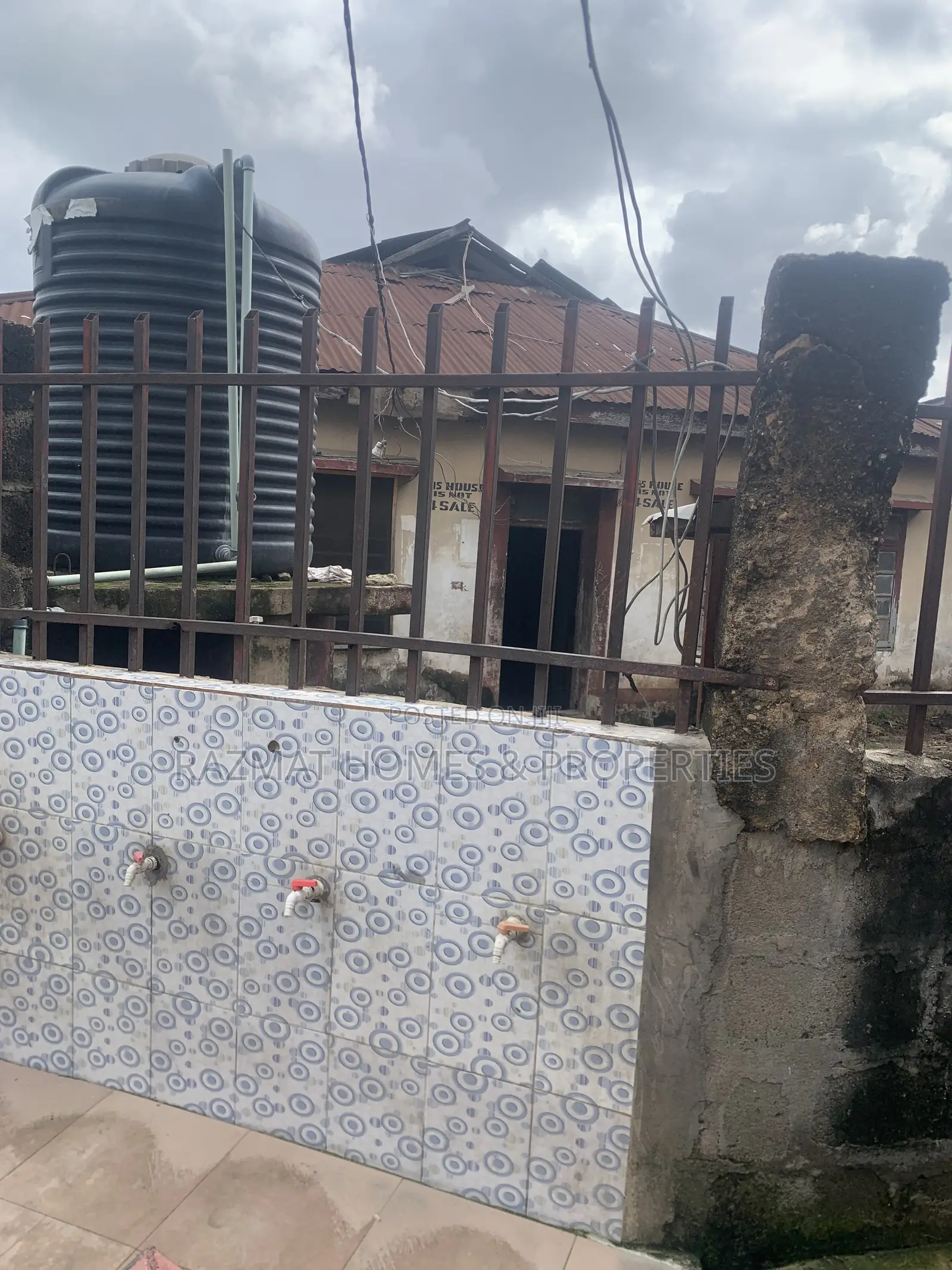 10bdrm Bungalow in Ojuelegba for sale in Ojuelegba