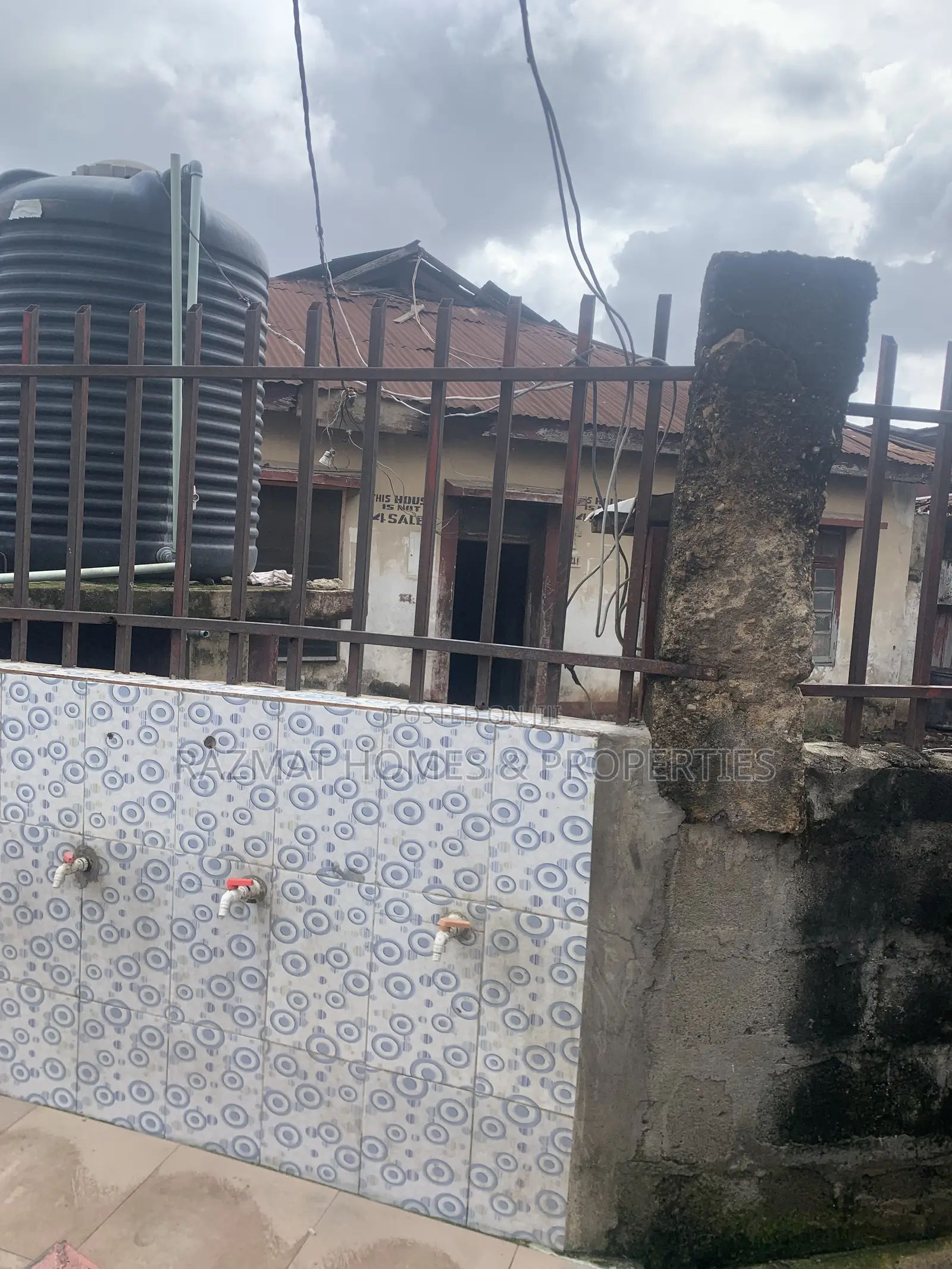 10bdrm Bungalow in Ojuelegba for sale in Ojuelegba